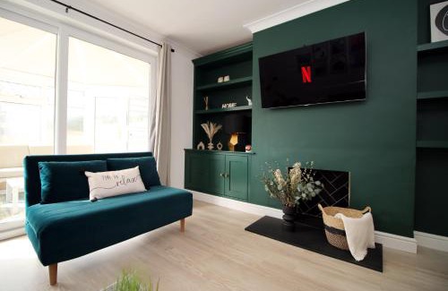 Newton St Loe Casa | Elegant 3BR Bath Home, Sleeps 6, Driveway Parking, Families and Contractors Stay
