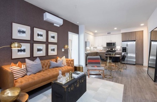 Menlo Park Condominio | Elegant 3BR Condo with Outdoor Pool and Fire Pit at Elan Menlo