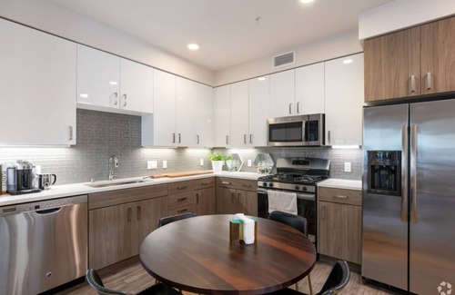 Menlo Park Condominio | Elegant 3BR Condo with Outdoor Pool and Fire Pit at Elan Menlo