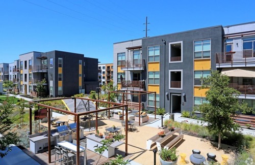 Menlo Park Condominio | Elegant 3BR Condo with Outdoor Pool and Fire Pit at Elan Menlo