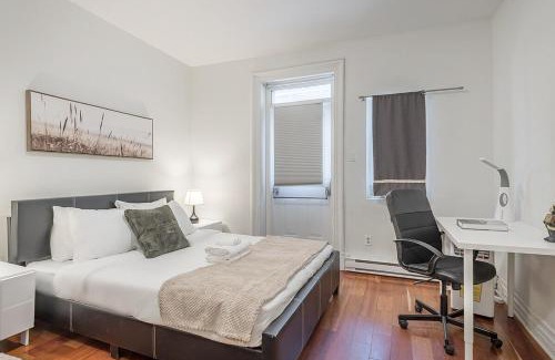 Shaughnessy Village Apartamento | Elegant 3BR - High Ceilings & Vintage Charm