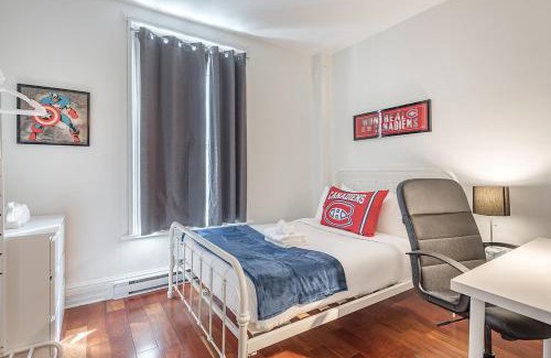 Shaughnessy Village Apartamento | Elegant 3BR - High Ceilings & Vintage Charm