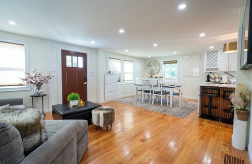 Readville Apartamento | Elegant 4BR/3BR Home w/Yard & 4 Parking in Dedham