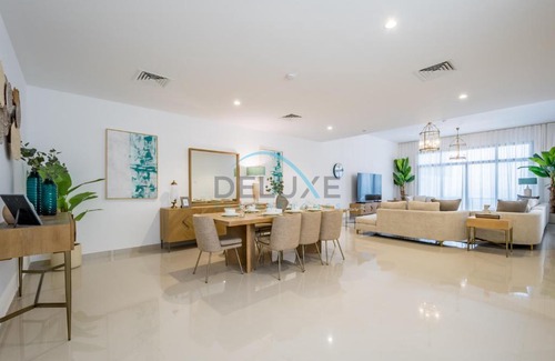 Sharm Apartamento | Elegant 4BR Villa with Assistant Room in Al Dana Island, Sharm, Fujairah by Deluxe Holiday Homes