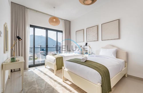 Sharm Apartamento | Elegant 4BR Villa with Assistant Room in Al Dana Island, Sharm, Fujairah by Deluxe Holiday Homes