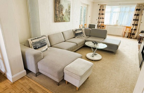 Chigwell Casa | Elegant 5BDR Executive Home, Chigwell