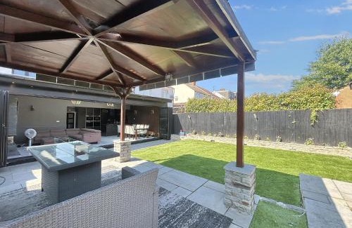 Luton Casa | Elegant 6 bedroom Family Home, 2x corner Jacuzzi bath in LUTON