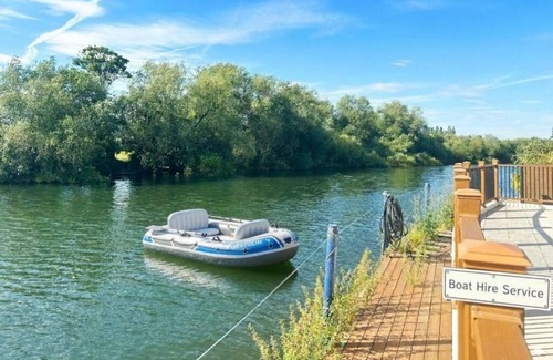 Wraysbury Apartamento | Elegant Accommodation: Thames Mansion – Water View