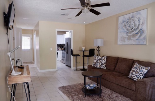 Columbia Apartamento | Elegant and cozy 2 bedroom apartment minutes from Ft. Jackson and VA Hospital.