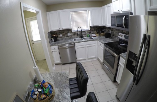 Columbia Apartamento | Elegant and cozy 2 bedroom apartment minutes from Ft. Jackson and VA Hospital.