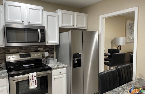 Columbia Apartamento | Elegant and cozy 2 bedroom apartment minutes from Ft. Jackson and VA Hospital.