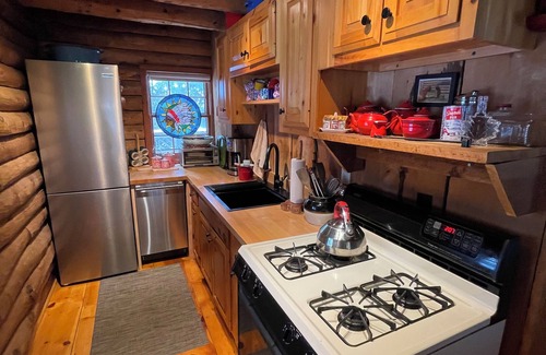 Newfane Cabina | Elegant and cozy log cabin combines vintage design with contemporary luxury
