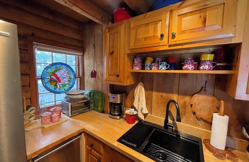 Newfane Cabina | Elegant and cozy log cabin combines vintage design with contemporary luxury