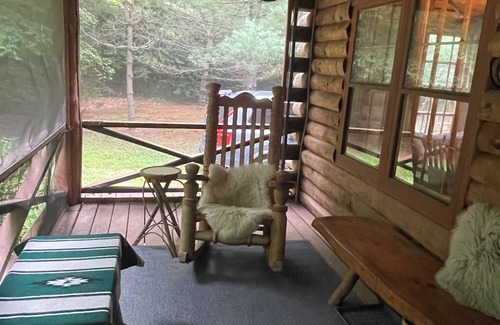 Newfane Cabina | Elegant and cozy log cabin combines vintage design with contemporary luxury