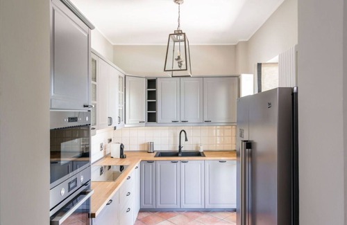 Vignale Monferrato Apartamento | Elegant and spacious villa perfect for accommodating up to 12 guests is located in the center of Vignale in the heart of Monferrato area, nominated a UNESCO World Heritage Site in 2014. The house is equipped with every comfort: WiFi, air conditioning, ou