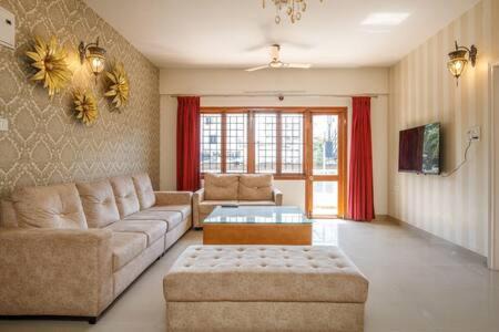 Kalyan Nagar Apartamento | Elegant Apartment by JadeCaps Wifi Private balcony