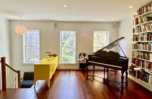 Boerum Hill Apartamento | Elegant apartment on Brooklyn's bustling Smith Street.