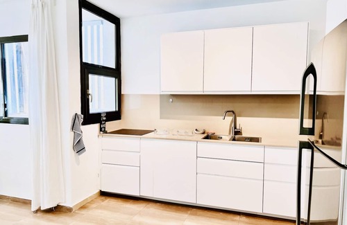 Netanya Apartamento | Elegant Apt with Balcony & Sea View by FeelHome