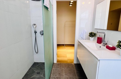 Netanya Apartamento | Elegant Apt with Balcony & Sea View by FeelHome