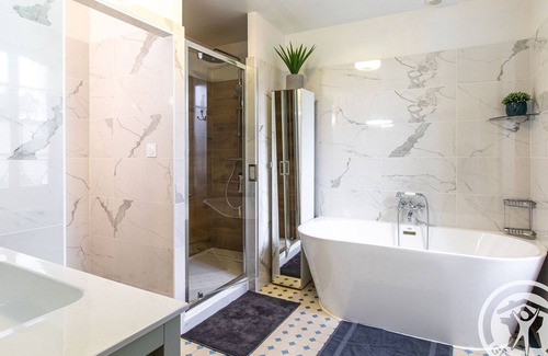 La Menitre Cama Y Desayuno | Elegantes habitaciones en La Ménitré con piscina climatizada y wifi
