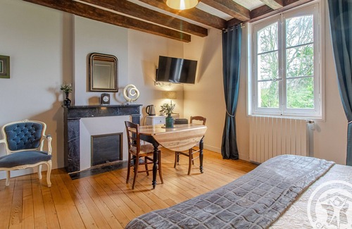 La Menitre Cama Y Desayuno | Elegantes habitaciones en La Ménitré con piscina climatizada y wifi