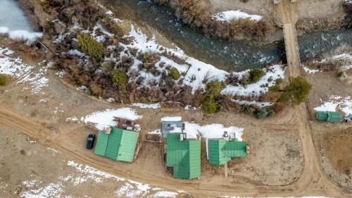 Bailey Casa | Elegant Cabin W Riverfront Deck & Pool