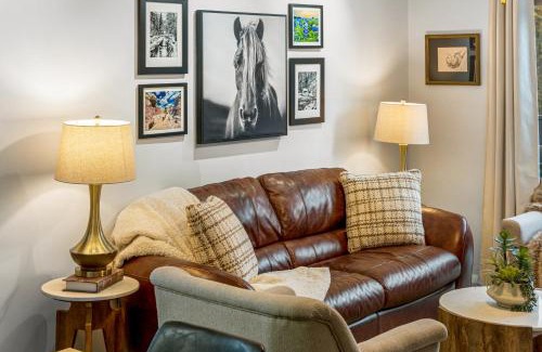 Bailey Casa | Elegant Cabin W Riverfront Deck & Pool