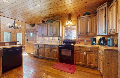 Mineral Bluff Cabina | Elegante cabaña con increíbles vistas, jacuzzi, mesa de billar y chimeneas interiores / exteriores.