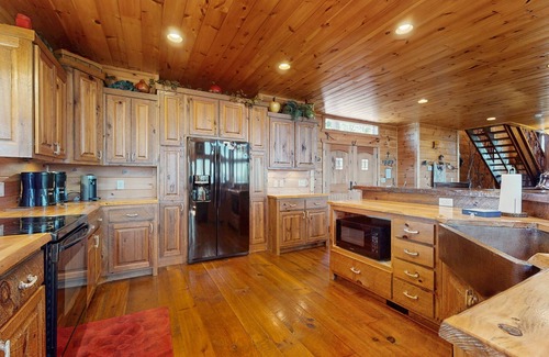 Mineral Bluff Cabina | Elegante cabaña con increíbles vistas, jacuzzi, mesa de billar y chimeneas interiores / exteriores.