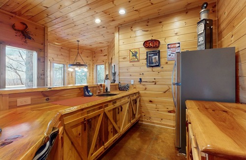 Mineral Bluff Cabina | Elegante cabaña con increíbles vistas, jacuzzi, mesa de billar y chimeneas interiores / exteriores.