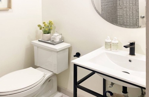 Lenox Cama Y Desayuno | Elegant Carriage House room with a queen bed and private patio.