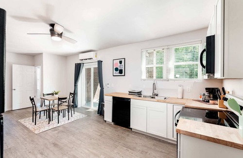DeBaliviere Place Apartamento | Elegant Cozysuites 2BR Condo w/parking! 03