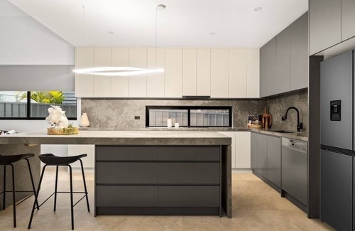 Picnic Point Casa | Elegant Designer House - Family & Pet Friendly