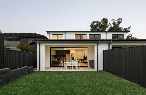 Picnic Point Casa | Elegant Designer House - Family & Pet Friendly