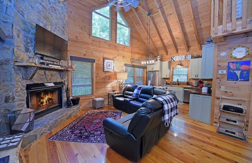 Cherry Log Cabina | Elegant Escape- Executive Log Cabin Rental- 3br/2ba- Firepit- Wifi