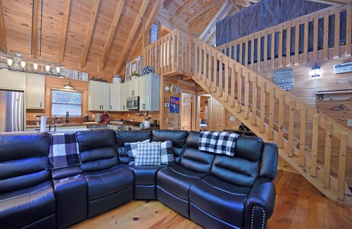Cherry Log Cabina | Elegant Escape- Executive Log Cabin Rental- 3br/2ba- Firepit- Wifi