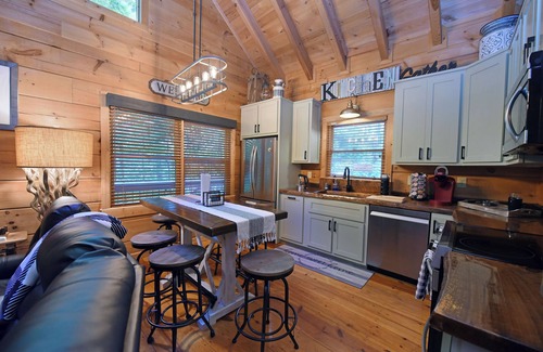 Cherry Log Cabina | Elegant Escape- Executive Log Cabin Rental- 3br/2ba- Firepit- Wifi