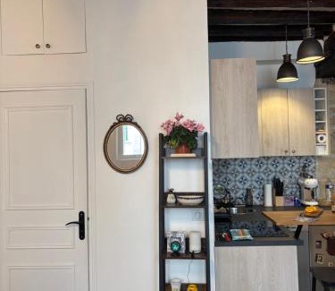 Quartier Sainte-Avoye Apartamento | Elegant Flat in Marais Paris