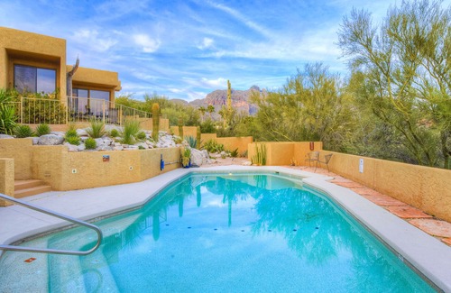 Catalina Foothills Estates Casa | Elegante casa con piscina privada y jacuzzi, cerca de golf y mucho más.