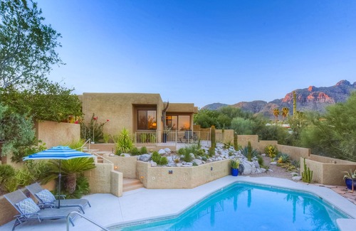 Catalina Foothills Estates Casa | Elegante casa con piscina privada y jacuzzi, cerca de golf y mucho más.