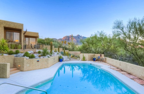 Catalina Foothills Estates Casa | Elegante casa con piscina privada y jacuzzi, cerca de golf y mucho más.