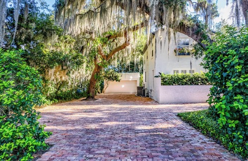 Mount Dora Casa | Elegant Lake Retreat