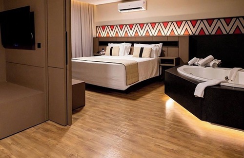 Foz do Iguacu Hotel | Elegant Master Suite | Romantic Couple’s Retreat with Pool & Resort Comforts