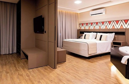 Foz do Iguacu Hotel | Elegant Master Suite | Romantic Couple’s Retreat with Pool & Resort Comforts