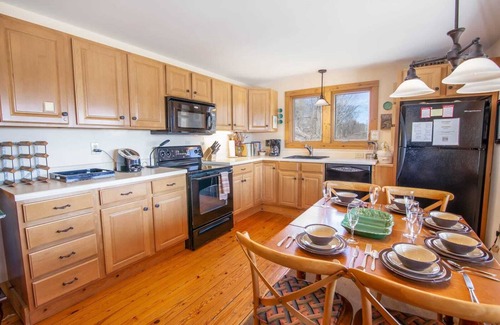 Blowing Rock Cabaña | Elegante cabaña con vistas a la montaña, decoración rústica, parrilla, hamaca, cerca de las comodidades