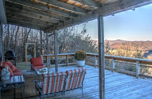 Blowing Rock Cabaña | Elegante cabaña con vistas a la montaña, decoración rústica, parrilla, hamaca, cerca de las comodidades