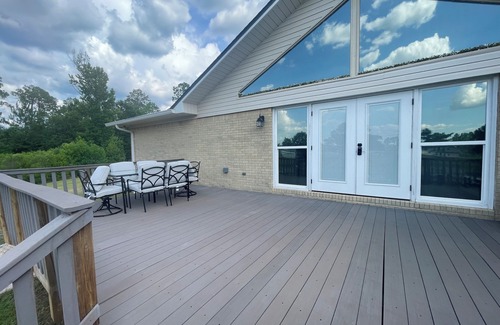 Marianna Casa | Elegant Peaceful Lakefront house in pleasant Marianna with WiFi, AC