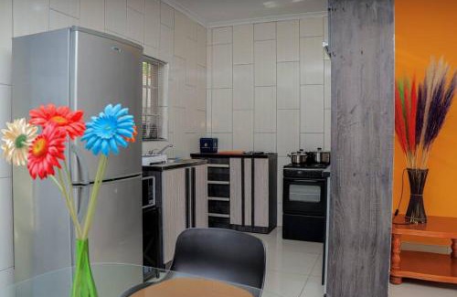 Newcastle Apartamento | Elegant Poolside Retreat 2-Bed Luxury Guesthouse