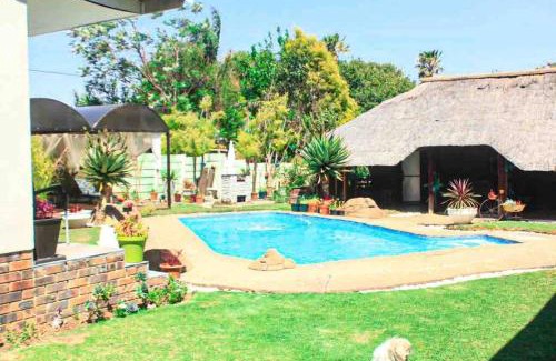Newcastle Apartamento | Elegant Poolside Retreat 2-Bed Luxury Guesthouse