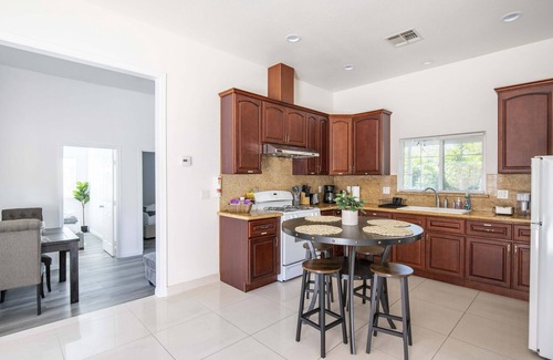 South San Gabriel Casa | Elegant Retreat Modern Comforts, Prime Location
